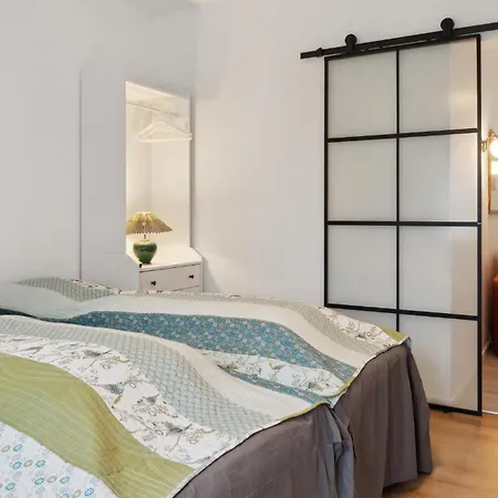 1 Bedroom In Apartment